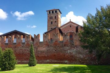 L'abbazia dietro alle mura