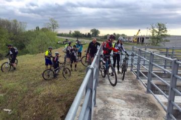 Bici in spalla - passaggio obbligato