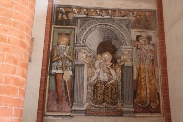 Affresco con Madonna Gesù bambino e cardellino con angeli e santi