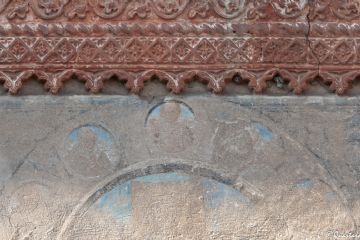 Parte della decorazione in cotto e dell'affresco quasi illeggibile - lato nord del chiostro