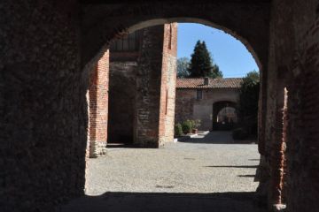 Dal portico di accesso