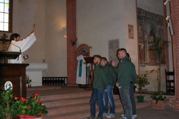La benedizione di don Salvatore ai ragazzi della Pro Loco di San Nazzaro Sesia, in partenza per Amatrice per portare alla Pro Loco di Amatrice i soldi raccolti durante il pranzo del 17 settembre