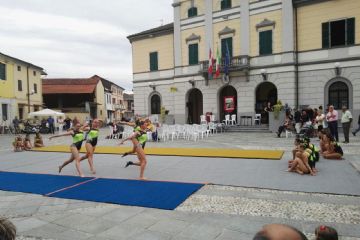 Associazioni e Scuole lungo le vie del borgo<br>L'esibizione delle ginnaste di ginnastica artistica di "Ginnastica Casalbeltrame A.S.D.
