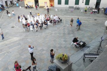 La piazza si riempie per vedere le varie esibizioni