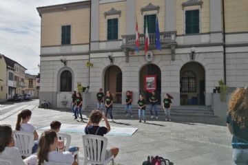 Associazioni e Scuole lungo le vie del borgo<br>L'esibizione hip hop della Scuola di Danza "Città della danza" di Novara