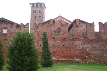 La facciata dietro le mura ghibelline