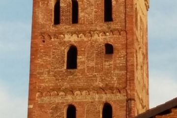 La torre campanaria dietro alle mura ghibelline