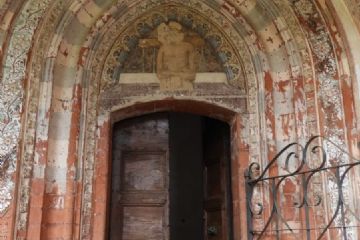 L'ingresso alla chiesa dal chiostro