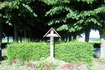 Santuario, Inizio del lungo Viale Alberato con Crocefisso