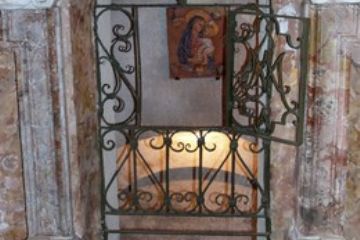 Santuiario - La fonte d'acqua che sgorga sotto l'altare all'interno del Santuario