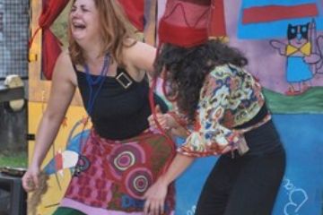 Inizia il teatrino, la Piga e la Sonix interpretano i personaggi della storia